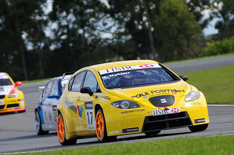 Michel Nykjær stiller til start søndag på i WTCC-løbet på Monza, som kan ses i live-tv. Her er han skudt under årets første løb i Brasilien, hvor han blev nr. 8.
